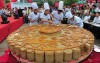 Bất ngờ bề ngoài đồ sộ bánh trung thu khổng lồ tại Việt Nam