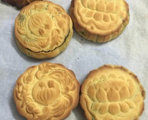Tại sao bánh trung thu bị nứt sau khi nướng bánh