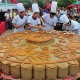 Bất ngờ bề ngoài đồ sộ bánh trung thu khổng lồ tại Việt Nam